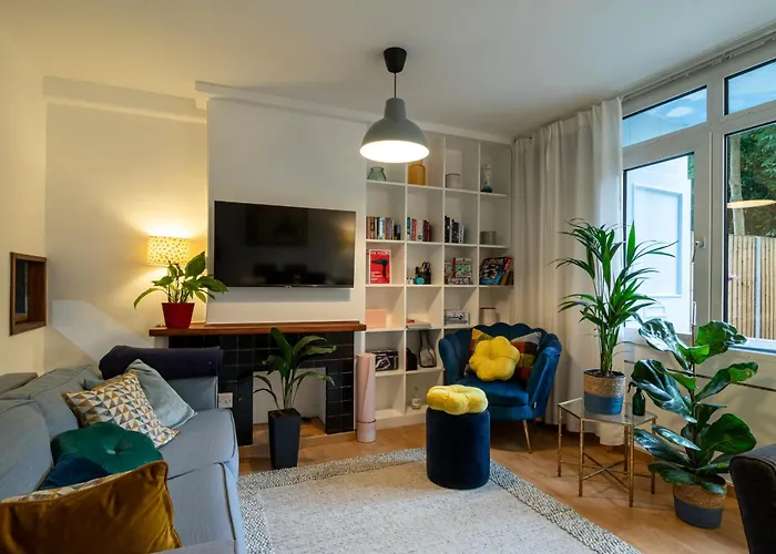 Cosy Family Retreat With Garden & Workspace