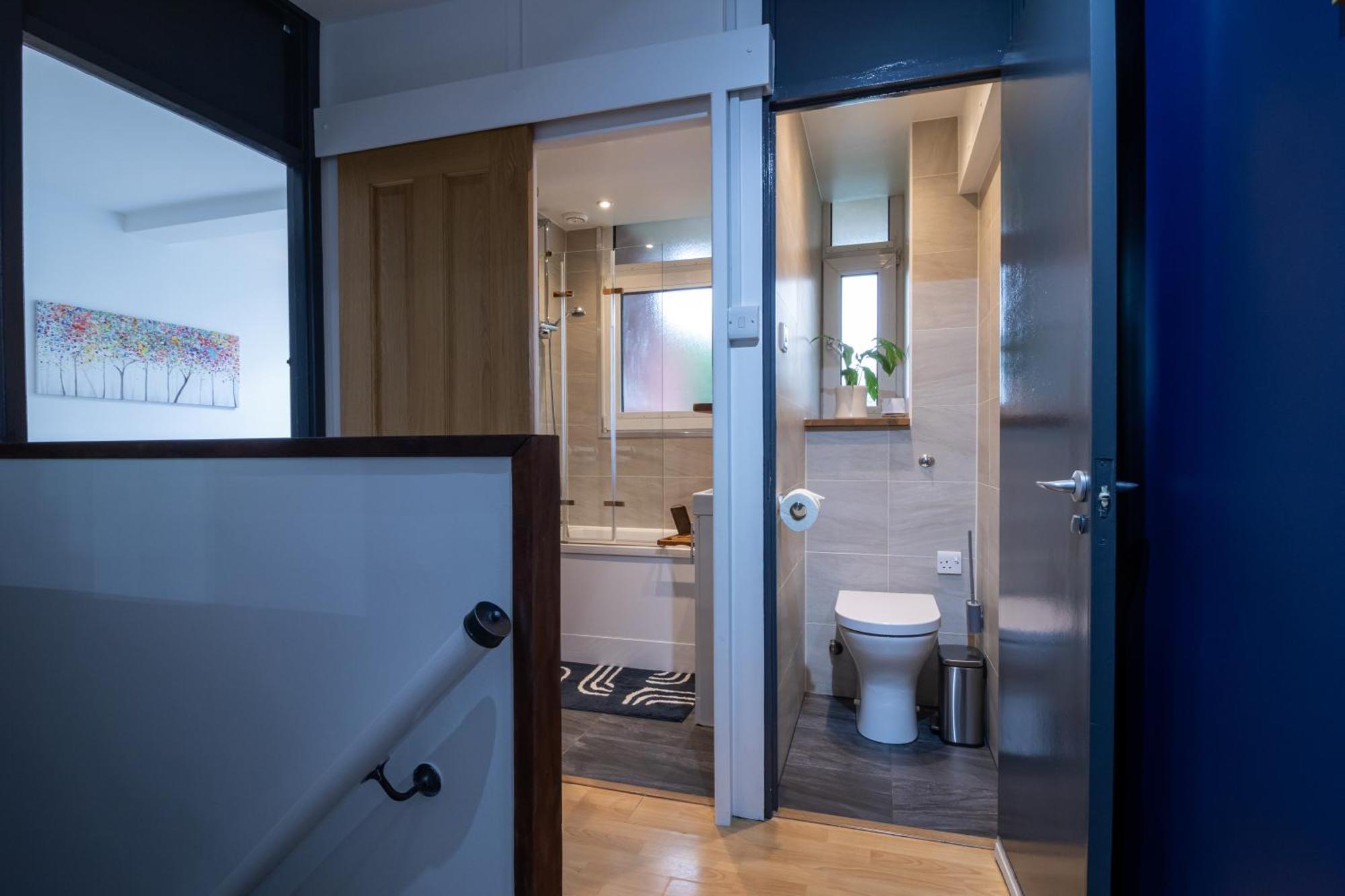 Apartament Cosy Family Retreat With Garden & Workspace *