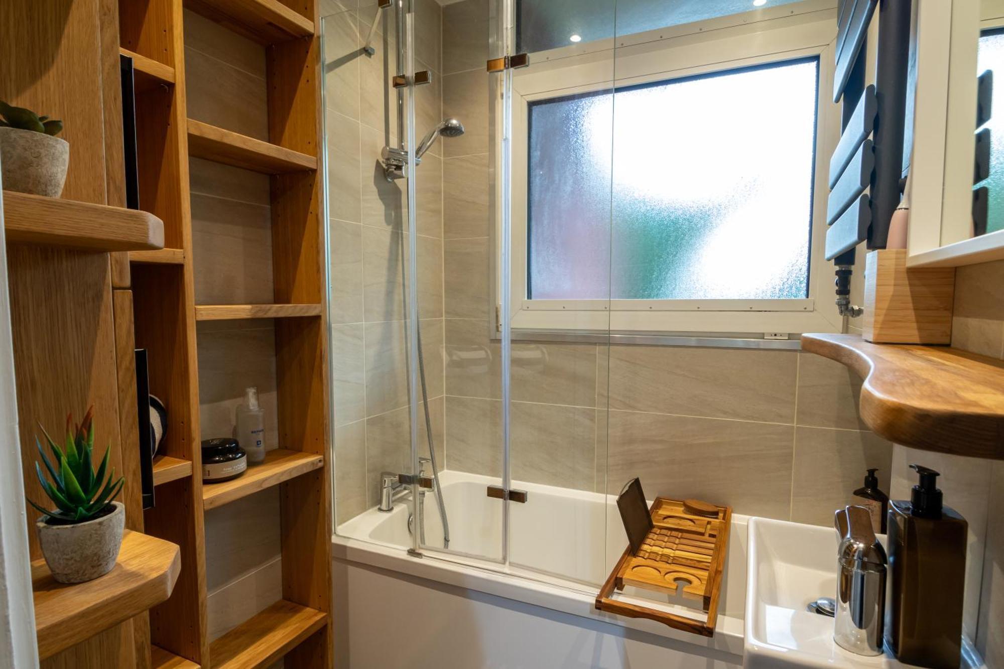 Apartament Cosy Family Retreat With Garden & Workspace
