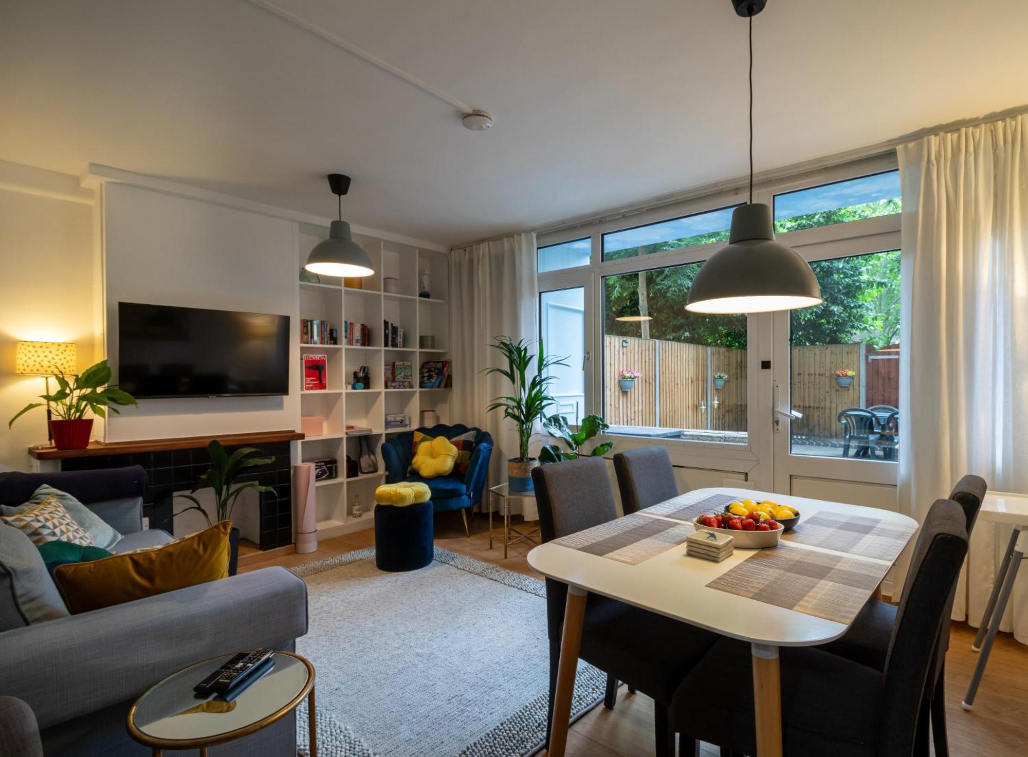 Cosy Family Retreat With Garden & Workspace Londra