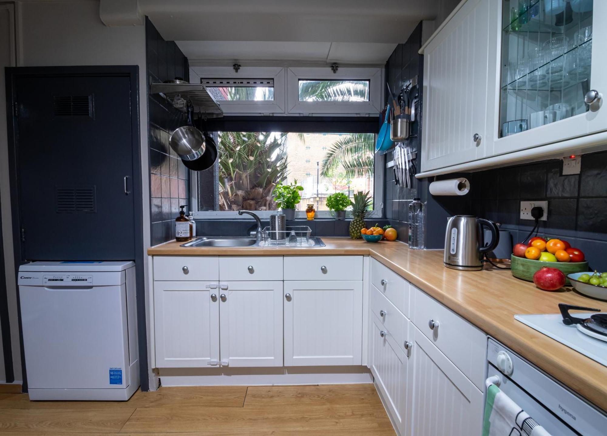 Apartament Cosy Family Retreat With Garden & Workspace *