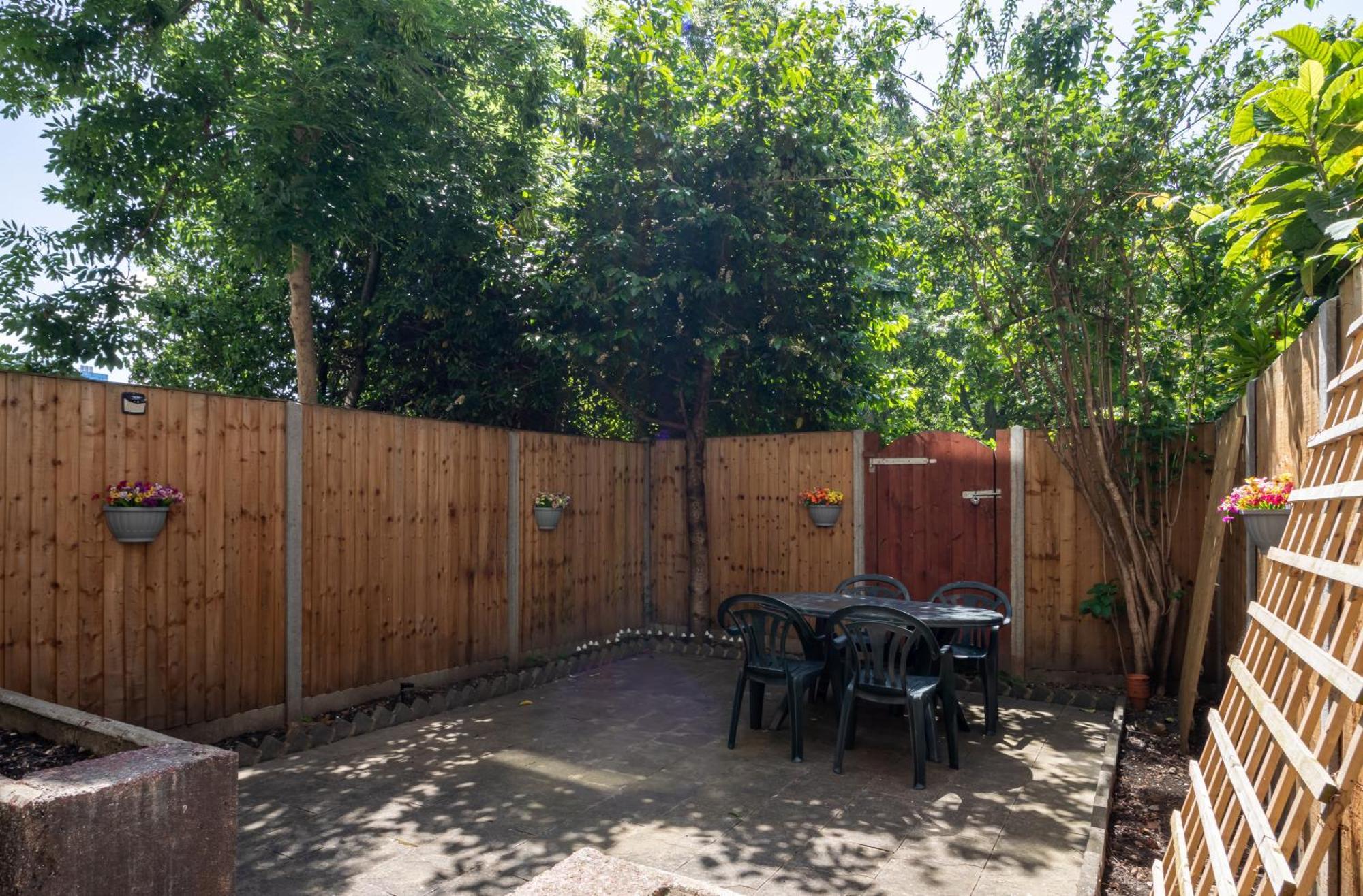 Apartament Cosy Family Retreat With Garden & Workspace *